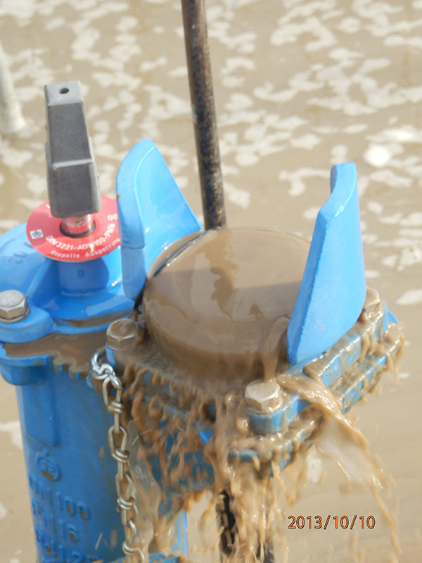 Nástroj postupuje a vytlačuje nečistoty